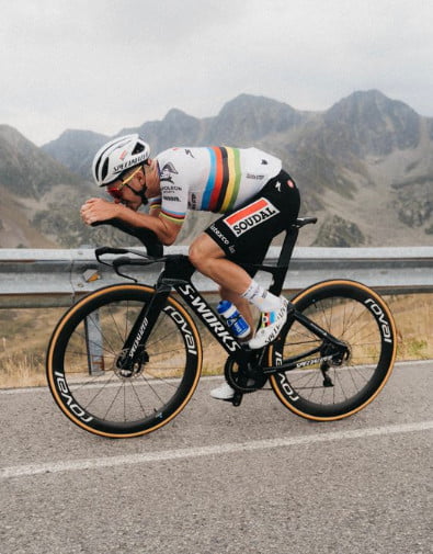 girodociclismo.com.br remco evenepoel realiza treino final com 5 880m de altimetria visando a vuelta a espana confira os numeros image