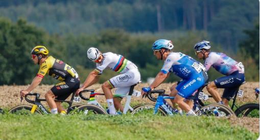 girodociclismo.com.br mathieu van der poel vence primeira corrida com camisa de campeao mundial assista o video image