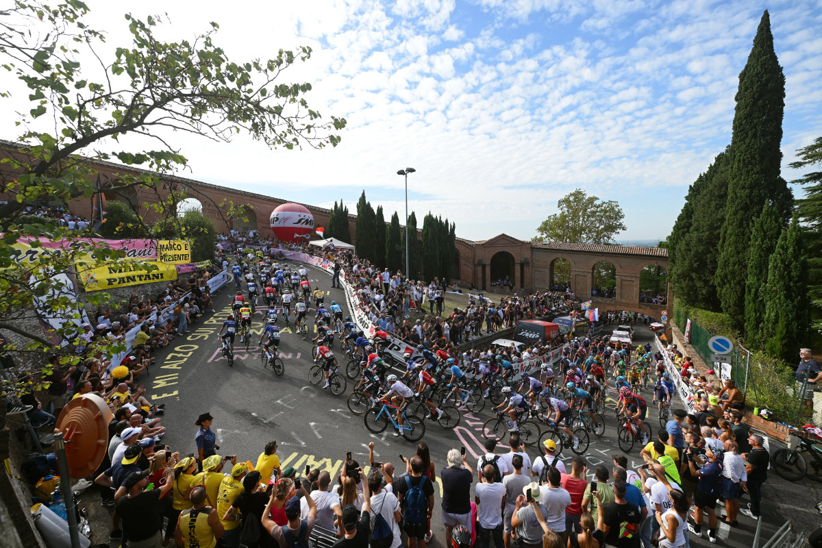 girodociclismo.com.br primoz roglic faz dedicacao especial da vitoria no giro dellemilia image