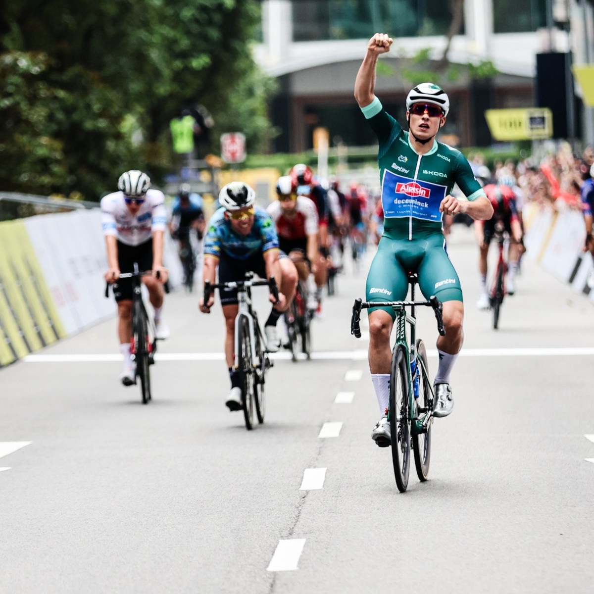 girodociclismo.com.br jasper philipsen bate cavendish e pogacar para vencer o criterium de singapura assista a chegada philipsen singapura