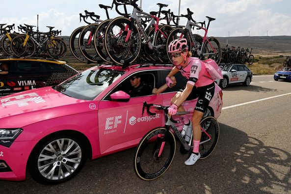 girodociclismo.com.br chefe de equipe da ef education easypost afirma a influencia do carro de apoio sobre os ciclistas nao e tao grande quanto as pessoas pensam image