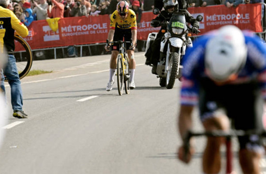 girodociclismo.com.br diretor da jumbo visma afirma se wout van aert nao furar um pneu ele provavelmente vencera a paris roubaix 2024 image 3