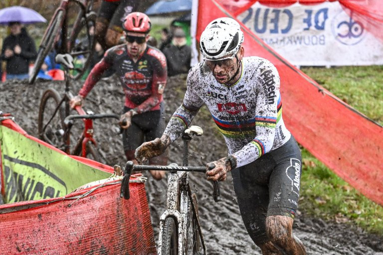 girodociclismo.com.br mathieu van der poel ataca novamente e vence a lama e a chuva no exact cross em loenhout image