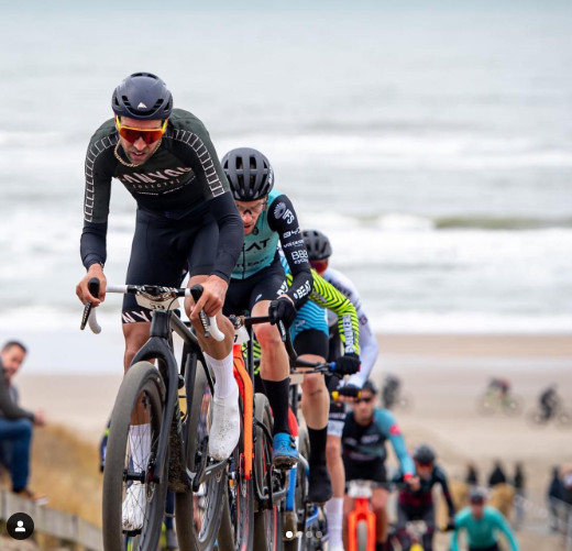 girodociclismo.com.br quadriciclo quase provoca acidente em prova de ciclocross vencida por tim merlier na beira da praia image