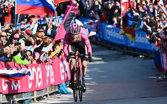 "Tadej Pogacar recebeu um bônus de seis zeros do chefe do Giro, Mauro Vegni" afirma jornalista belga. 3 girodociclismo.com.br tadej pogacar teria recebido um bonus de seis zeros do chefe do giro vegni afirma jornalista belga image 1