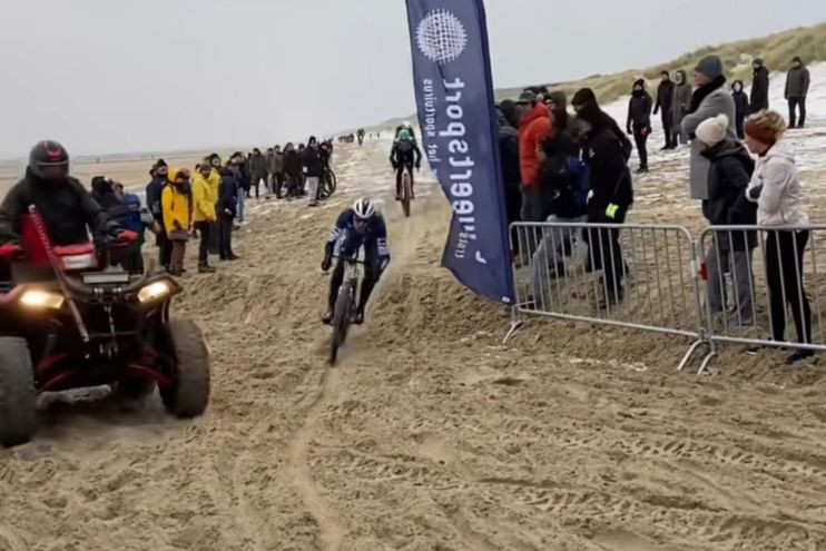 girodociclismo.com.br tim merlier vence prova de ciclocross na beira da praia quadriciclo quase provoca acidente image