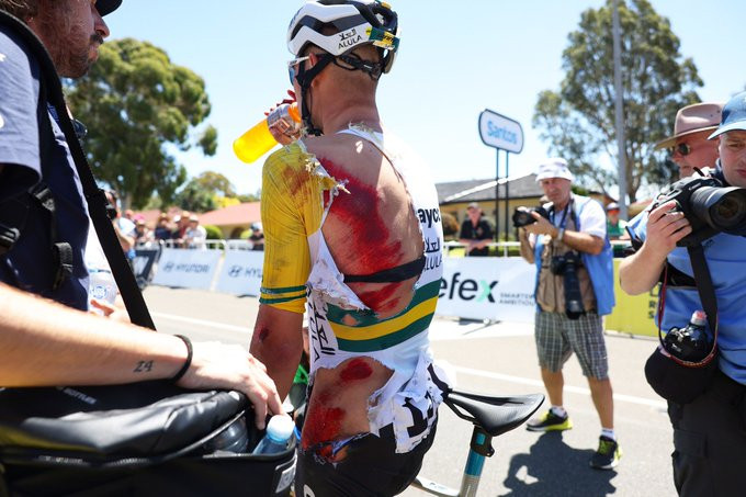 girodociclismo.com.br campeao australiano passara por avaliacao para continuar no tour down under apos queda na 3a etapa image