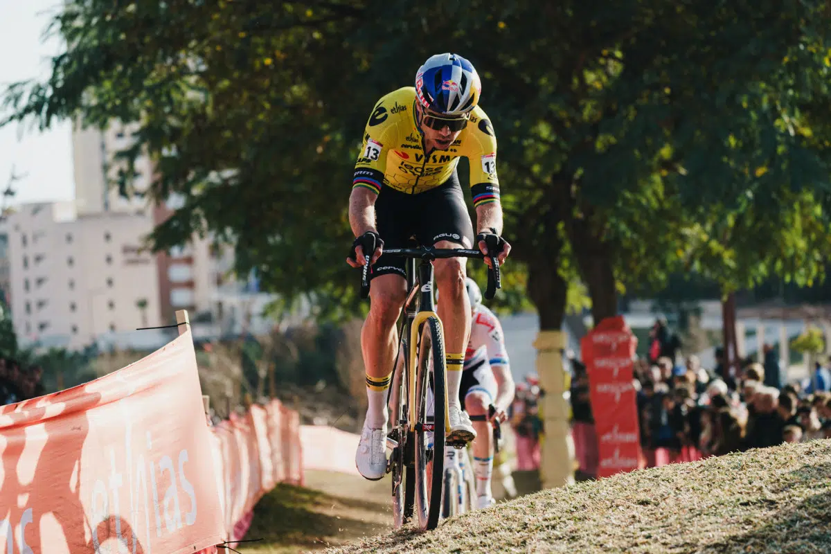 Copa do Mundo de Benidorm 2024: Wout Van Aert encerra série de vitórias de Mathieu Van der Poel, confira os resultados e o vídeo da chegada 1 girodociclismo.com.br copa do mundo de benidorm 2024 wout van aert encerra serie de vitorias de mathieu van der poel confira os resultados e o video da chegada image 1