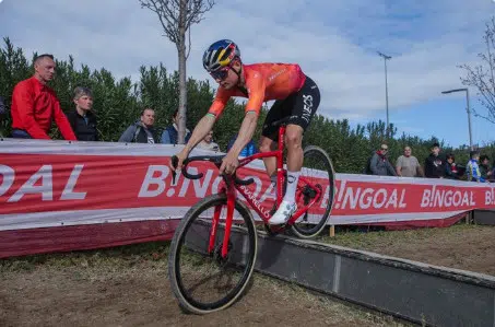Copa do Mundo de Benidorm 2024: Wout Van Aert encerra série de vitórias de Mathieu Van der Poel, confira os resultados e o vídeo da chegada 2 girodociclismo.com.br copa do mundo de benidorm 2024 wout van aert vence apos superar queda no final confira os resultados e o video da chegada image 1