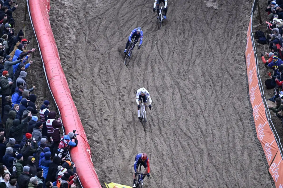 Copa do Mundo de Zonhoven: Mathieu Van der Poel supremo, alcança sua 159ª vitória como profissional, resultados completos; assista o vídeo 1 girodociclismo.com.br copa do mundo de zonhoven mathieu van der poel supremo alcanca sua 159a vitoria como profissional resultados completos image