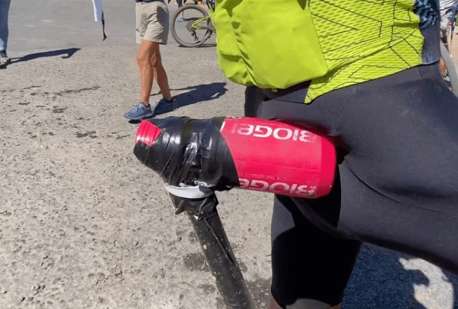 girodociclismo.com.br campeao nacional quebra o selim e precisa improvisar com garrafa de agua assista o video selim garrafa