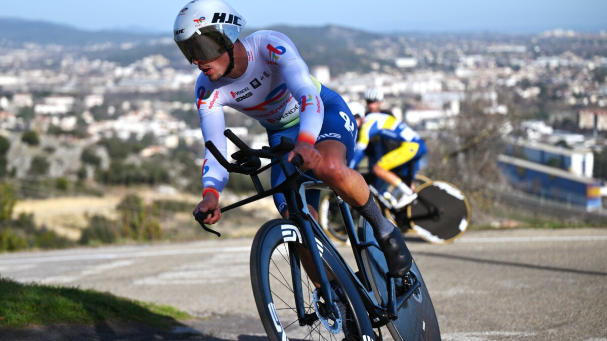 girodociclismo.com.br equipe francesa e obrigada a utilizar bicicletas sem adesivos patrocinador nao produz bicicletas de tt image 3