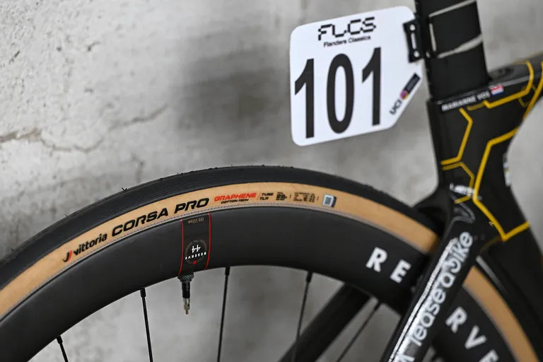 girodociclismo.com.br equipes belgas usam pneus tubulares buscando seguranca nas classicas image
