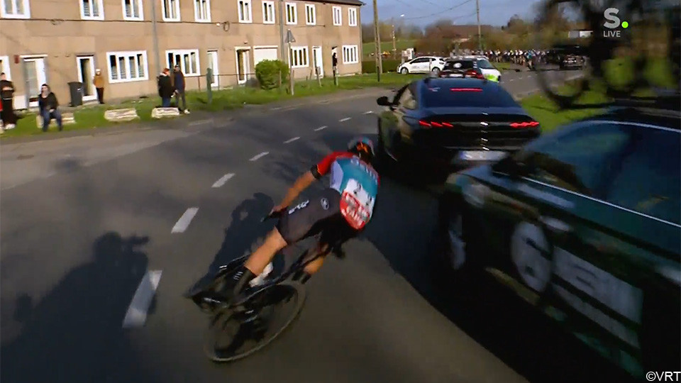 girodociclismo.com.br grande favorito em classica belga reage apos queda causada por carros das equipes image