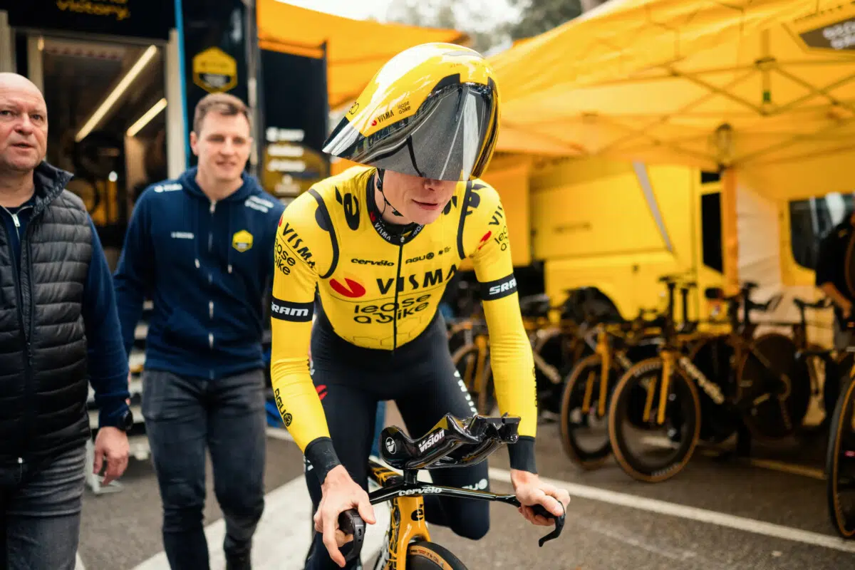 Visma-Lease a Bike reage fortemente à declarações da UCI sobre capacete, "deveria ter indicado quando ele foi aprovado" 2 girodociclismo.com.br visma lease a bike reage a uci apos investigacao sobre capacete deveria ter indicado quando ele foi aprovado image 1