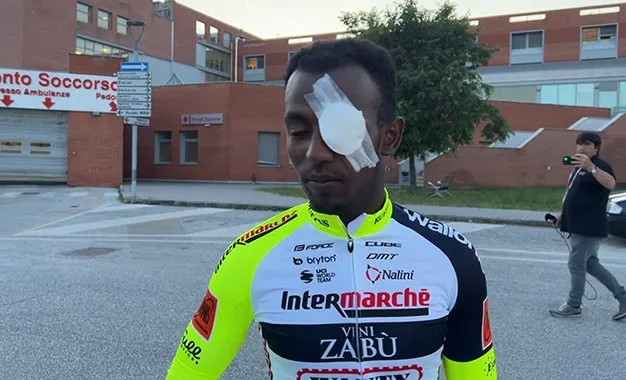 girodociclismo.com.br ciclista que abandonou giro ditalia apos ser atingido por rolha retornara em 2024 assista o video image 1
