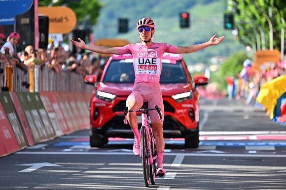 girodociclismo.com.br abu dhabi presta homenagem inusitada a tadej pogacar em iconico predio nos emirados arabes unidos assista o video pogacar bracos abertos giro ditalia