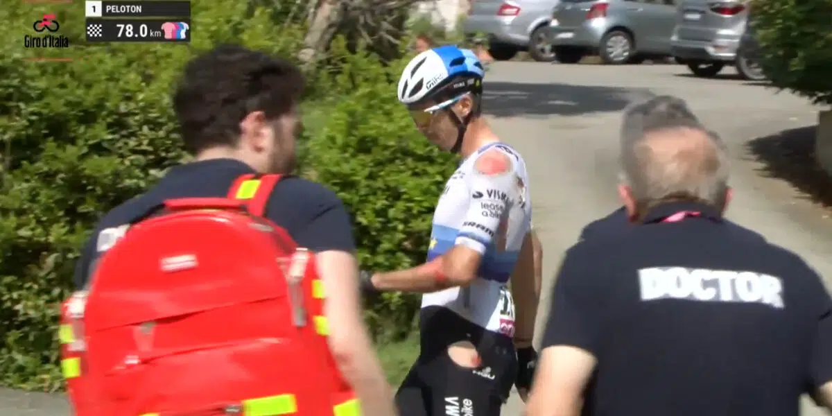 Capitão da Visma-Lease a Bike cai forte durante a 5ª etapa do Giro d'Italia, ciclista bateu em um buraco na estrada, assista o vídeo 1 girodociclismo.com.br capitao da visma lease a bike cai forte durante a 5a etapa do giro ditalia ciclista bateu em um buraco na estrada assista o video image 3