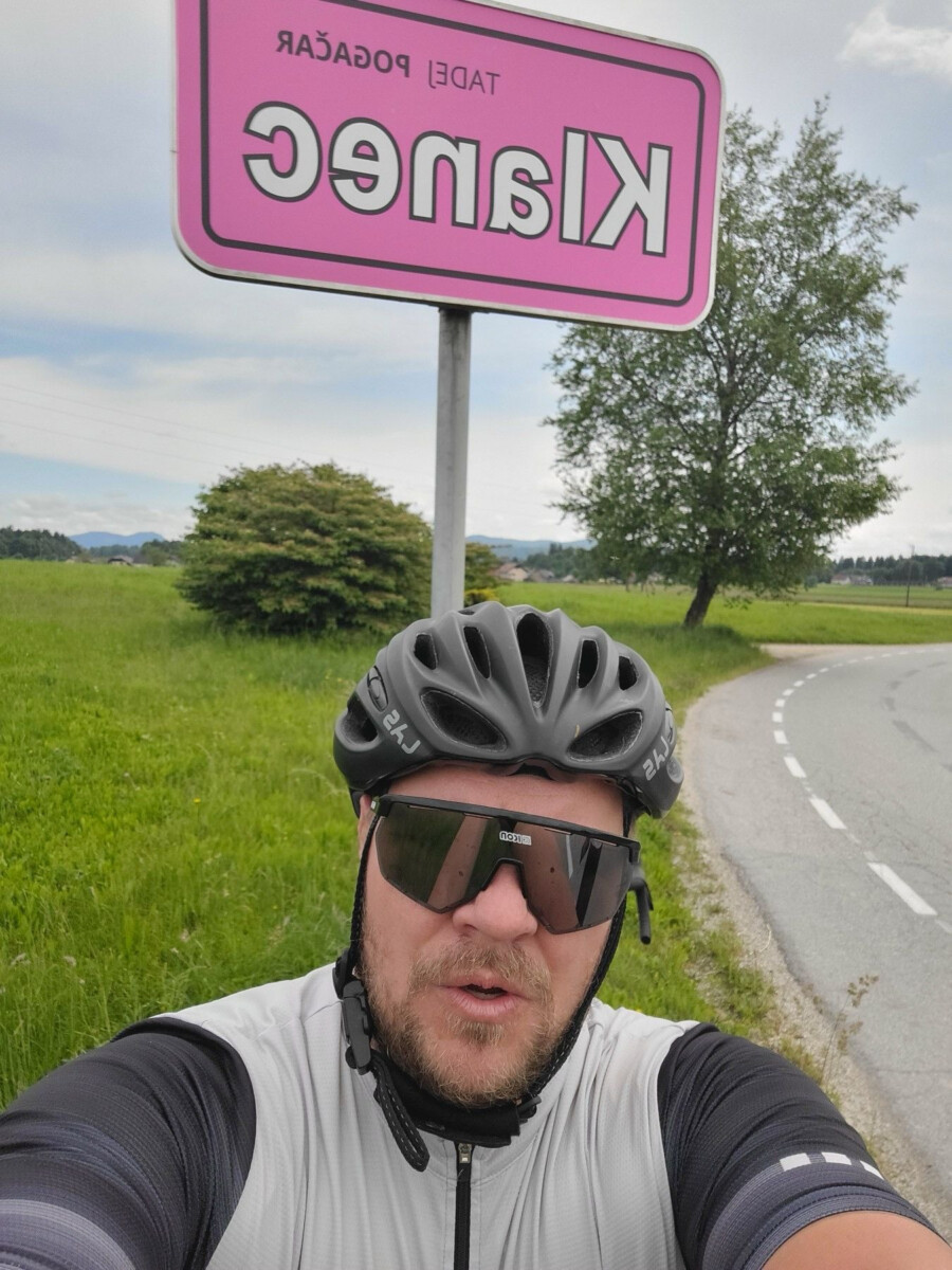 girodociclismo.com.br cidade de tadej pogacar esta de rosa ate as placas da cidade exibem o nome do esloveno image 5