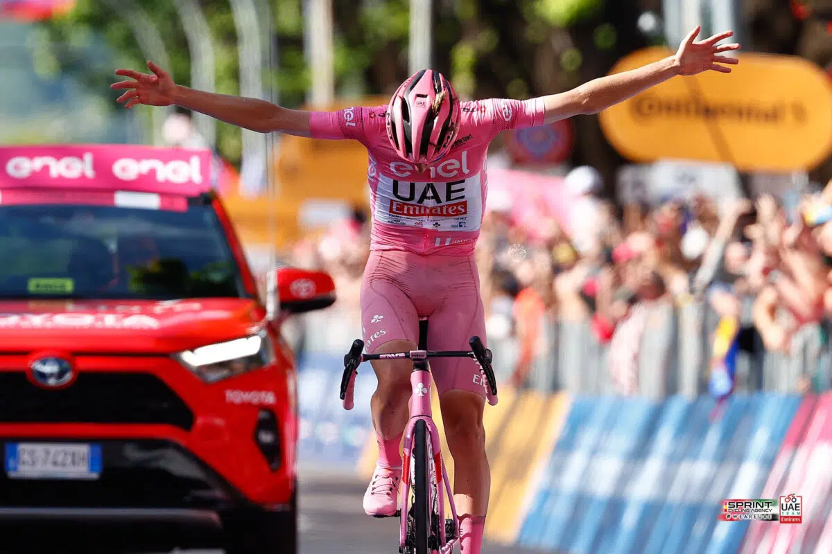 Diretor da UAE Team Emirates não esconde admiração por Tadej Pogacar "ele não é um campeão, é um líder" 3 girodociclismo.com.br diretor da uae team emirates revela que decisao sobre tadej pogacar na vuelta a espana ja esta tomada image 3