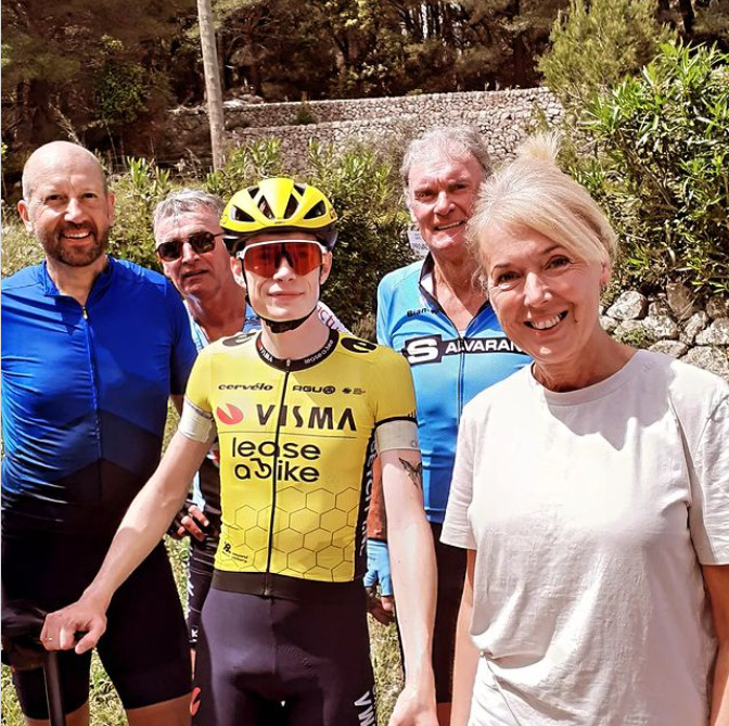 girodociclismo.com.br Jonas Wingegaard aparece en una montaña patrimonial en España, se rumorea que está en una película del Tour de Francia.