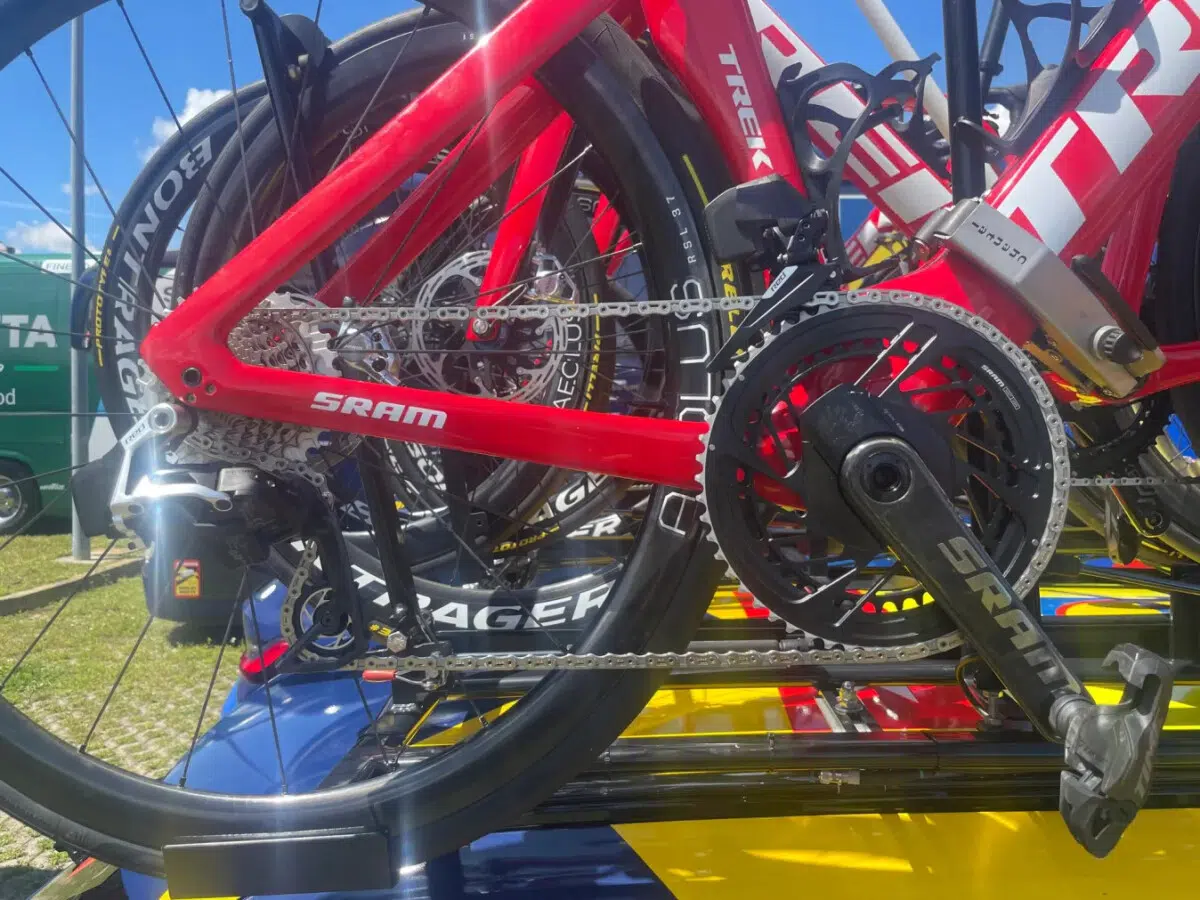 Sram lança novo grupo de peças Red AXS, "o grupo eletrônico mais leve já produzido" 1 girodociclismo.com.br surge novo grupo de pecas sram red no giro ditalia modelo ainda nao disponivel image 8