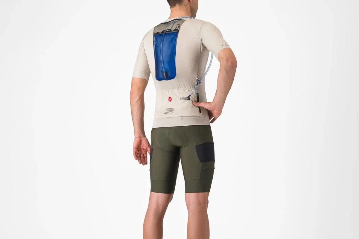 girodociclismo.com.br tradicional fabricante apresenta inovadora camisa com compartimento para bolsa de agua confira o preco image 3