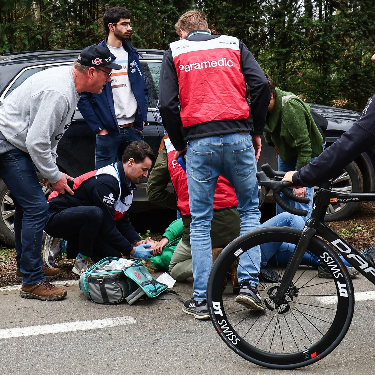 girodociclismo.com.br mathieu van der poel ajuda atleta atropelada durante tour de flandres vitima esta fora dos jogos olimpicos de paris image 3