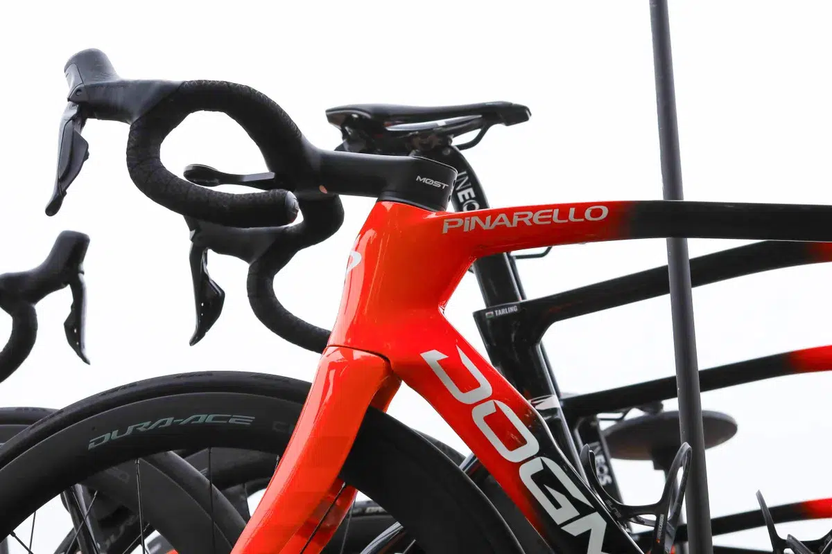 Nova Pinarello Dogma: INEOS Grenadiers é flagrada com nova bicicleta no Critérium du Dauphiné, confira os detalhes 1 girodociclismo.com.br nova pinarello dogma ineos grenadiers surge com nova bicicleta no criterium du dauphine image 3