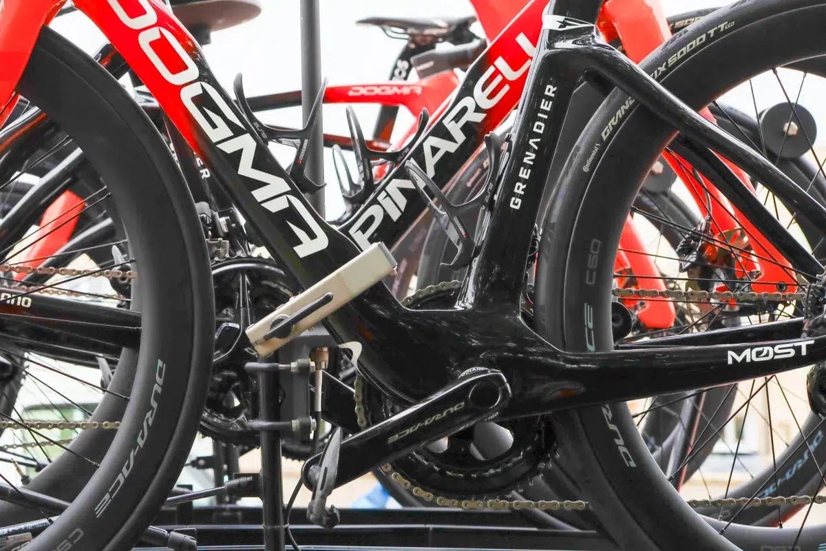 Nova Pinarello Dogma: INEOS Grenadiers é flagrada com nova bicicleta no Critérium du Dauphiné, confira os detalhes 3 girodociclismo.com.br nova pinarello dogma ineos grenadiers surge com nova bicicleta no criterium du dauphine image 5