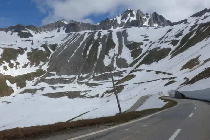 girodociclismo.com.br tour de suisse e obrigada a cancelar passagem por iconica ascensao apos forte nevasca image 3