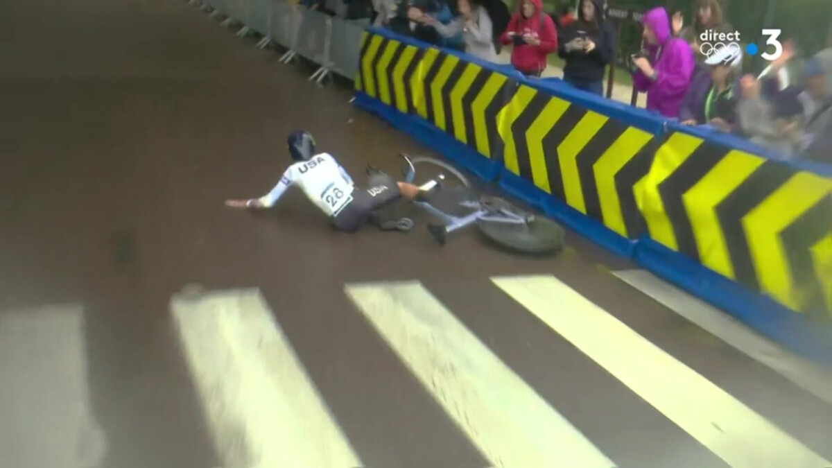 girodociclismo.com.br ciclista americana cai tres vezes durante contrarrelogio mecanico tambem caiu durante auxilio a ciclista assista os videos image 1