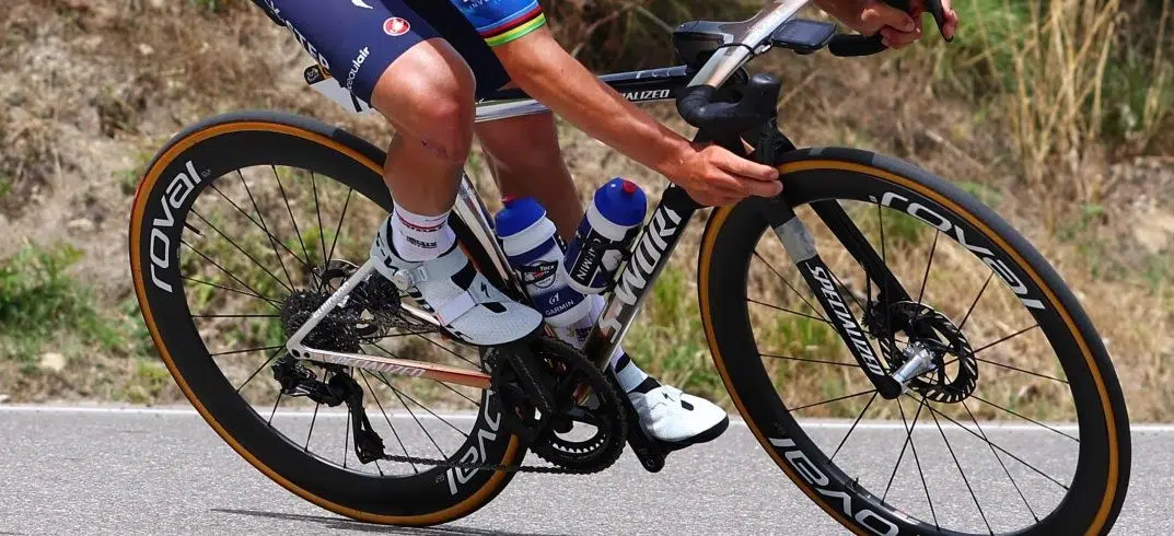 Remco Evenepoel surge com sapatilha Specialized inédita no Tour de France, modelo ainda não está disponível 1 girodociclismo.com.br remco evenepoel surge com sapatilha inedita no tour de france image 2