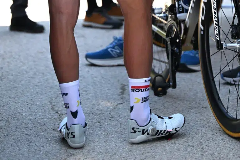 Remco Evenepoel surge com sapatilha Specialized inédita no Tour de France, modelo ainda não está disponível 3 girodociclismo.com.br remco evenepoel surge com sapatilha inedita no tour de france image