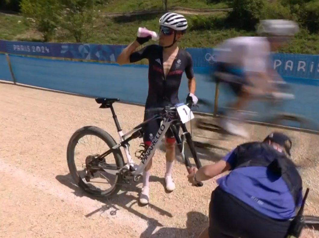 girodociclismo.com.br tom pidcock e vaiado durante a chegada do mountain bike britanico lamenta uma pena que me vaiaram assista o video image 1