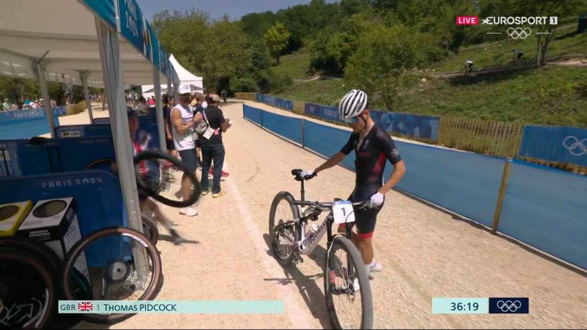 girodociclismo.com.br tom pidcock sofre reves durante prova olimpica de mountain bike britanico teve um pneu furado e precisou parar pidcock pneu furado