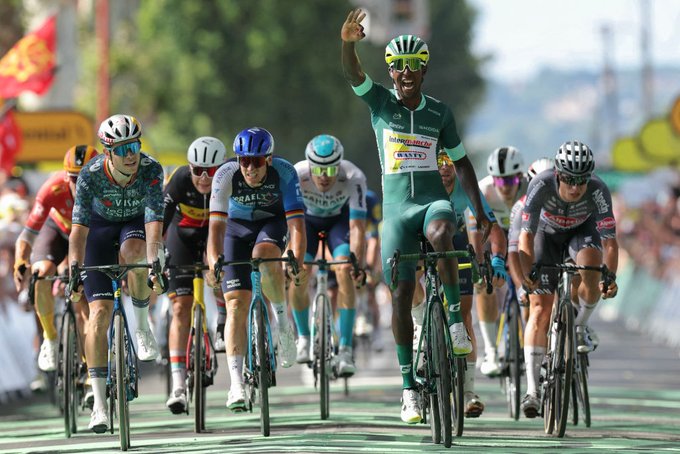 girodociclismo.com.br campeao da classificacao por pontos do tour de france e recebido por centenas de milhares de pessoas assista os videos biniam girmay faz o 3 ii