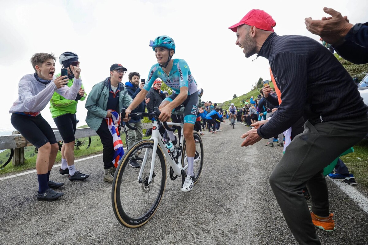 girodociclismo.com.br ciclista recem contratado pela red bull bora exibe em sua tela de celular imagem de tadej pogacar giulio pellizzari