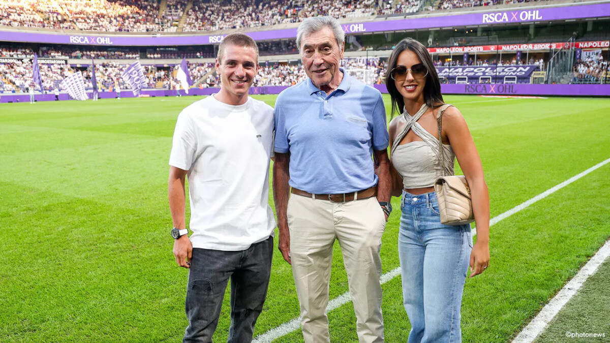 girodociclismo.com.br eddy merckx e remco evenepoel sao ovacionados de pe por estadio lotado assista o video image 3