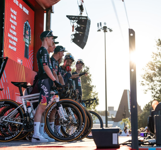 girodociclismo.com.br primoz roglic chega atrasado na apresentacao da vuelta e brinca queria o palco so para mim image 1