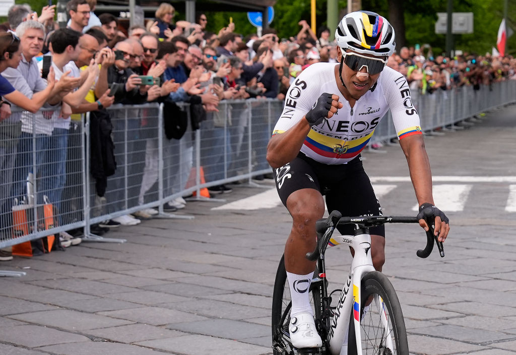 girodociclismo.com.br uae team emirates contrata maglia rosa do giro ditalia ciclista bateu tadej pogacar e frustrou planos do campeao image 1