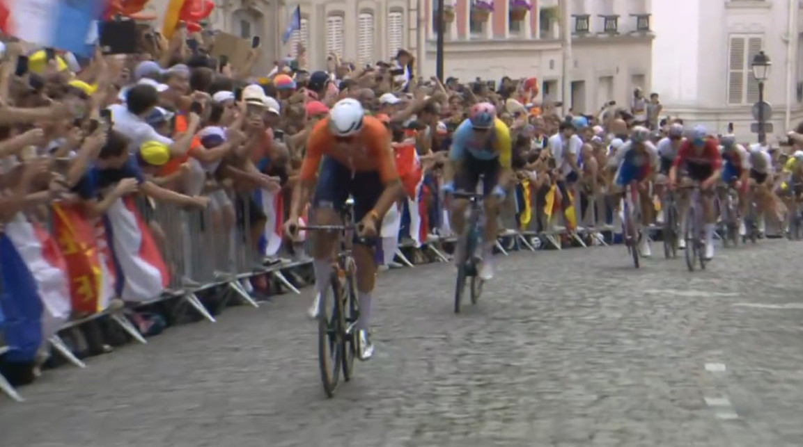 girodociclismo.com.br wout van aert sofreu dura queda durante final da corrida olimpica ciclista foi de encontro as grades assista o video image 2