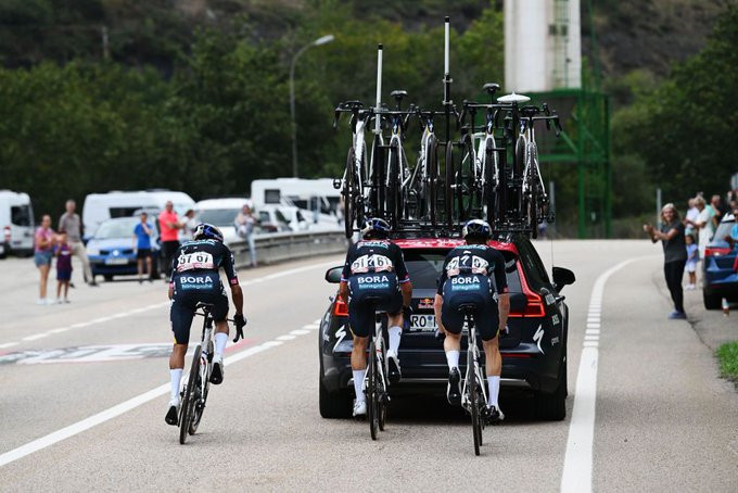 girodociclismo.com.br primoz roglic sofre pesada punicao da vuelta a espana ciclista e penalizado apos troca de bicicleta image 5