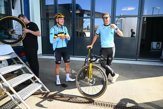 girodociclismo.com.br remco evenepoel surge com exclusiva bicicleta para o campeonato mundial de contrarrelogio image