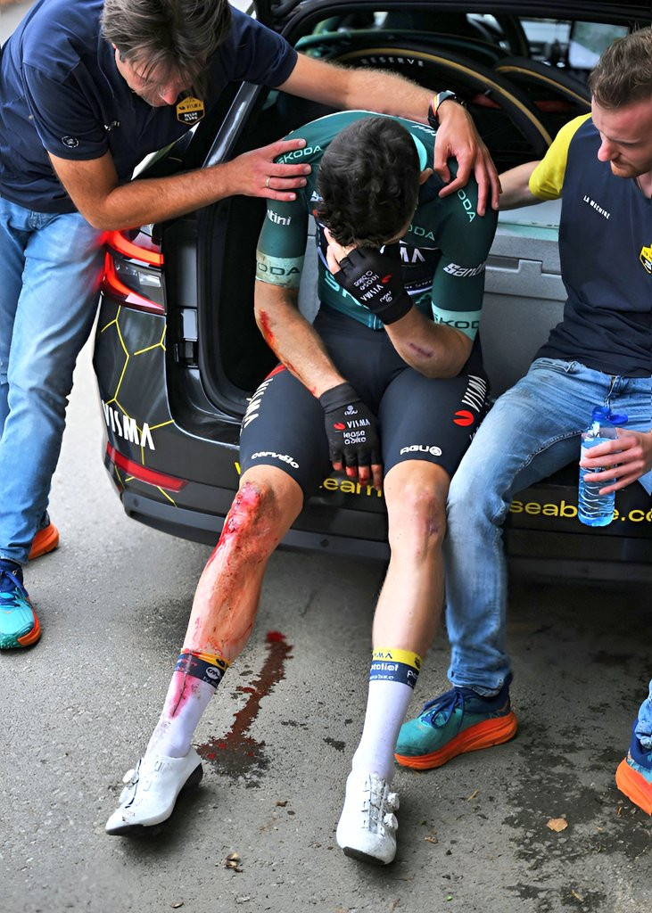 girodociclismo.com.br visma lease a bike atualiza situacao de wout van aert apos grave queda o ferimento requer cuidados intensivos image 2