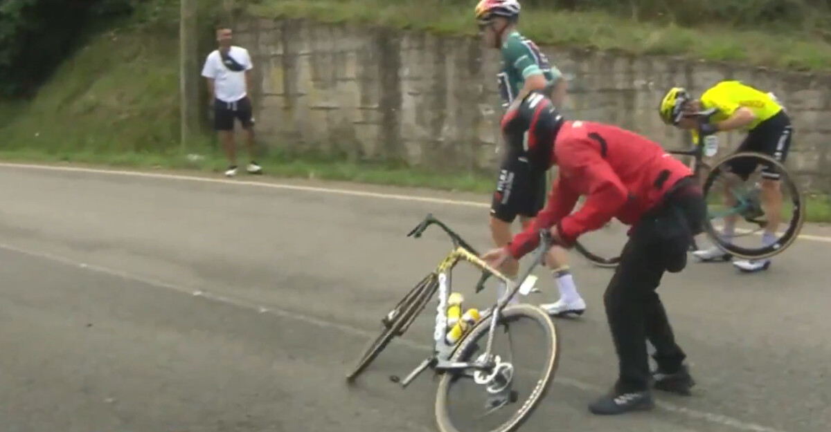 girodociclismo.com.br wout van aert sofre queda apos ataque na vuelta a espana assista o video image 5