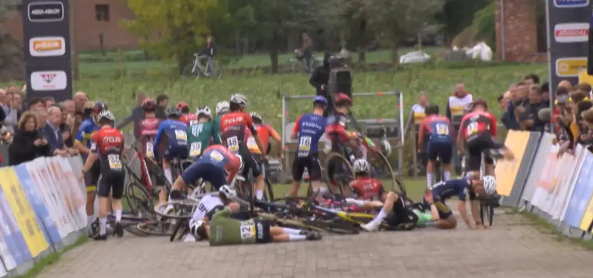 Grande queda na Bélgica derruba ciclista da Alpecin Deceunink pela 2ª vez em poucos dias, assista o vídeo 2 girodociclismo.com.br grande queda na belgica derruba ciclista da alpecin deceunink pela 2a vez em poucos dias assista o video image