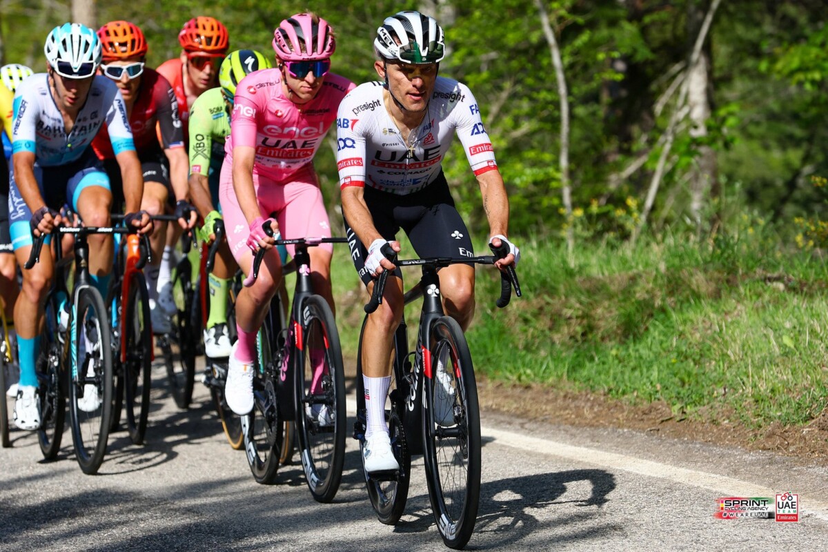 girodociclismo.com.br uae team emirates anuncia a renovacao de contrato de um dos principais gregarios de tadej pogacar rafal majka e pogacar giro