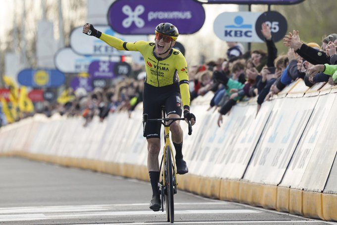 girodociclismo.com.br apos grave queda de wout van aert iconica descida e retirada de classica na belgica assista o video image 5