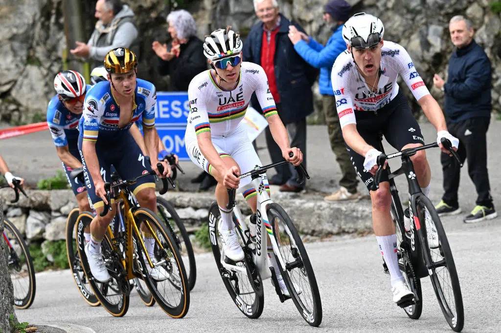 Diretor da UAE Team Emirates revela que equipe fará contratação "buscamos alguém para ficar 150 ou 180 km à frente do pelotão" 4 girodociclismo.com.br diretor da uae team emirates admite que equipe fara contratacao buscamos alguem para ficar 150 ou 180 km a frente do pelotao image 12